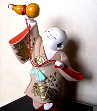 японская статуэтка из керамики Мальчик с тыквой-горлянкой в руке