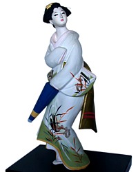девушка с зонтиком, японская статуэтка, Хаката, 1960-е гг.