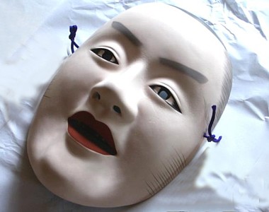 маска персонажа пьесы японского театра НО-О, керамика, роспись, 1930-е гг.