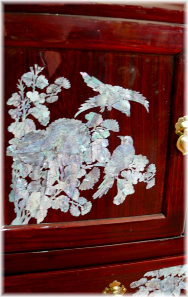 инкрустация перламутром на дверце японского шкафчика для коллекции