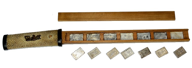потайное хранилище для денег в сае кинжала танто и серебряные монеты Ичибу бан, эпоха Эдо, 1840-50-е гг.