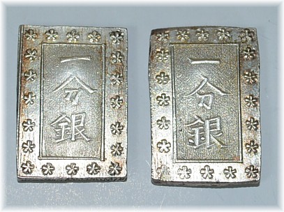 две японские серебряные монеты эпохи Эдо Ичибу-бан