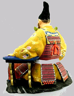 военачальник в доспехах, самурайской шапочке хикитатэ-эбоси, облокатился на подставку для руки