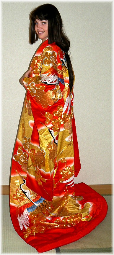 свадебное японское кимоно невесты с золотой вышивкой