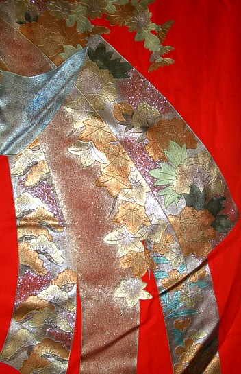 японское кимоно: фрагмент росписи и вышивки