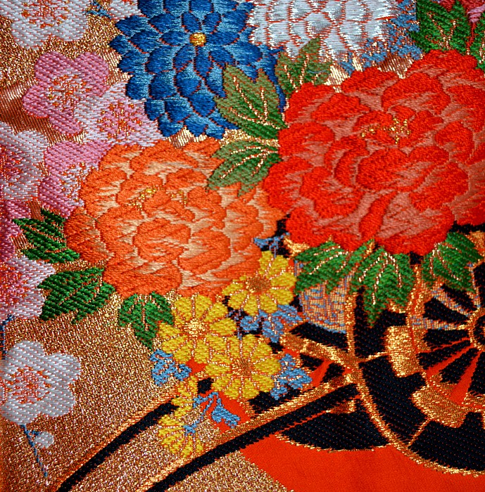 деталь рисунка и вышивки на свадебном японском кимоно