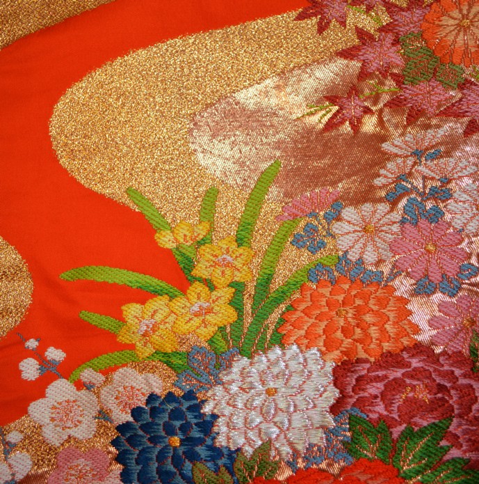 деталь рисунка и вышивки на свадебном японском кимоно