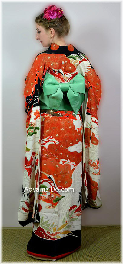 японская традиционная одежда: шелковое кимоно и пояс оби