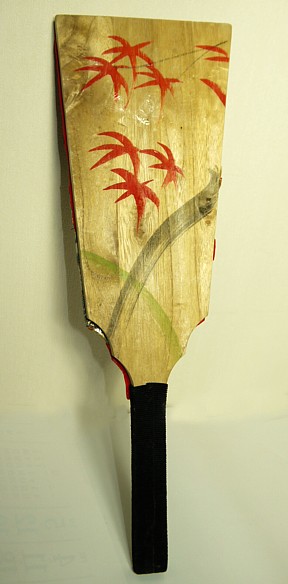 роспись на деревяннной резной ракетке