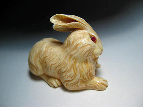 японская нэцкэ из слоновой кости Зайчиха с зайчонком, 1970-е гг.