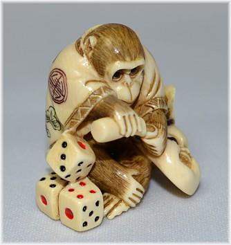 старинная подписная нэцкэ из слоновой кости Обезьянка с бутылочкой сакэ, японская нецка из слоновой кости