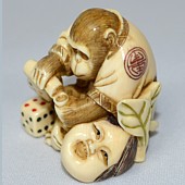 Обезьянка и сакэ, японская подписная нэцкэ из слоновой кости 