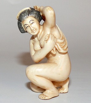 японская нецке Женщина с полотенцем, 1950-е гг., слоновая кость