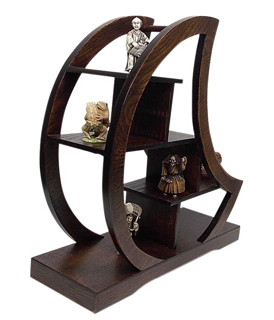 полка для коллекции японских нэцкэ. Японские нецки