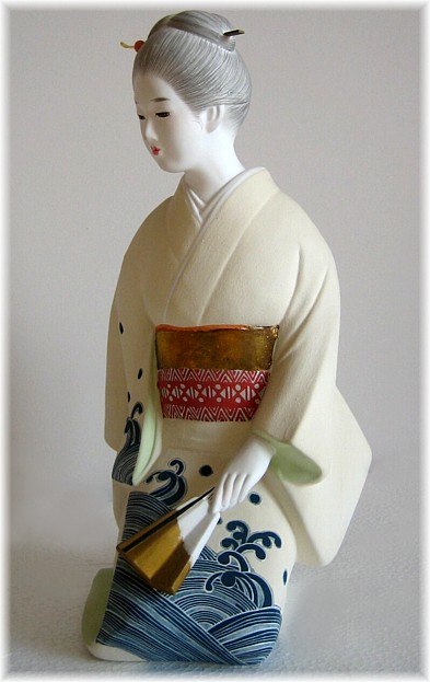 японская статуэтка Сидящая Девушка в светлом кимоно, Хаката, 1950-е гг.