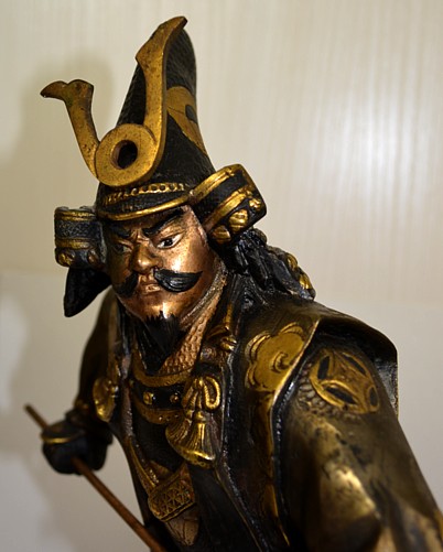 антикварная бронзовая фигура Самурай на поле битвы, деталь