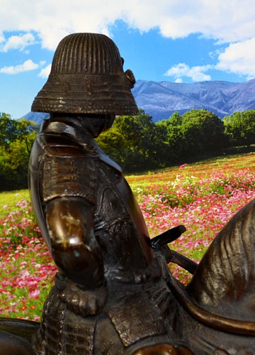 японский антиквариат:самурай-всадник в боевых доспехах, бронза, 1920-30-е гг.