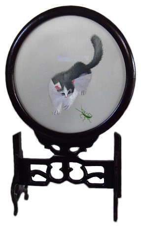 вышитый интерьерный экран миракли Котенок и жучок, 1950-е гг., Япония