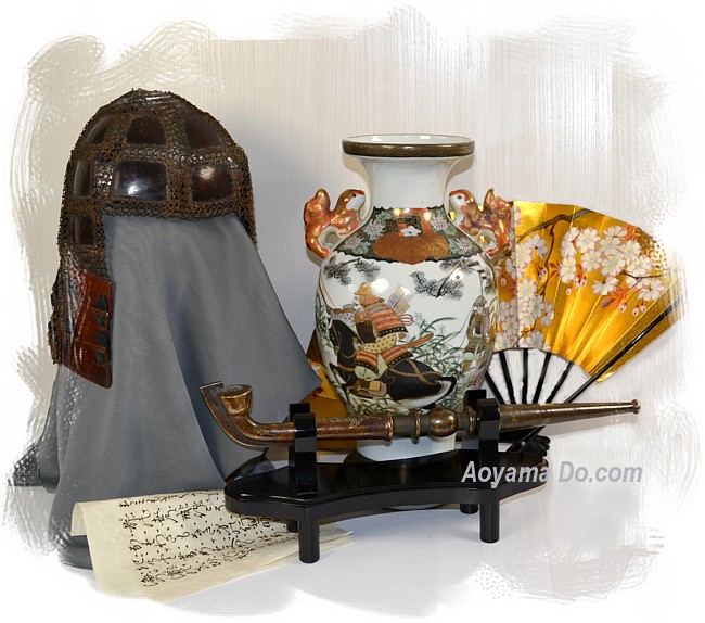 самурайский шлем, ваза и курительная трубка самурая 