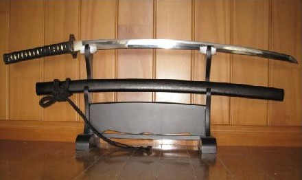 японский меч на подставке